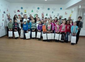 La Campusul școlar Strungari au început să sosească colindătorii!